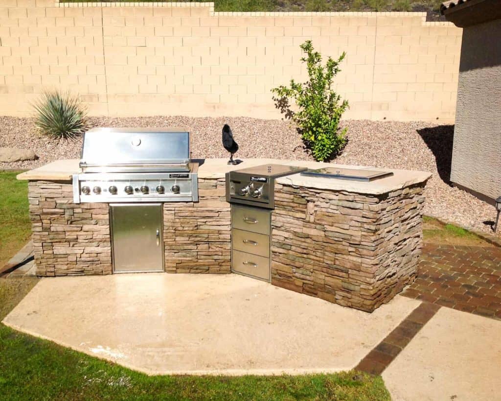 custom-partial-outdoor-kitchen-with-grill-cooker